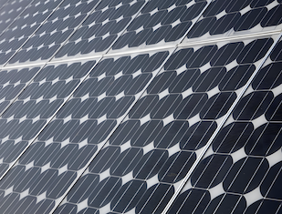 최신 회사 블로그 은 가격 급등으로 인해 태양광 발전 회사들이 은 사용량 감축 노력을 가속화하고 있습니다.